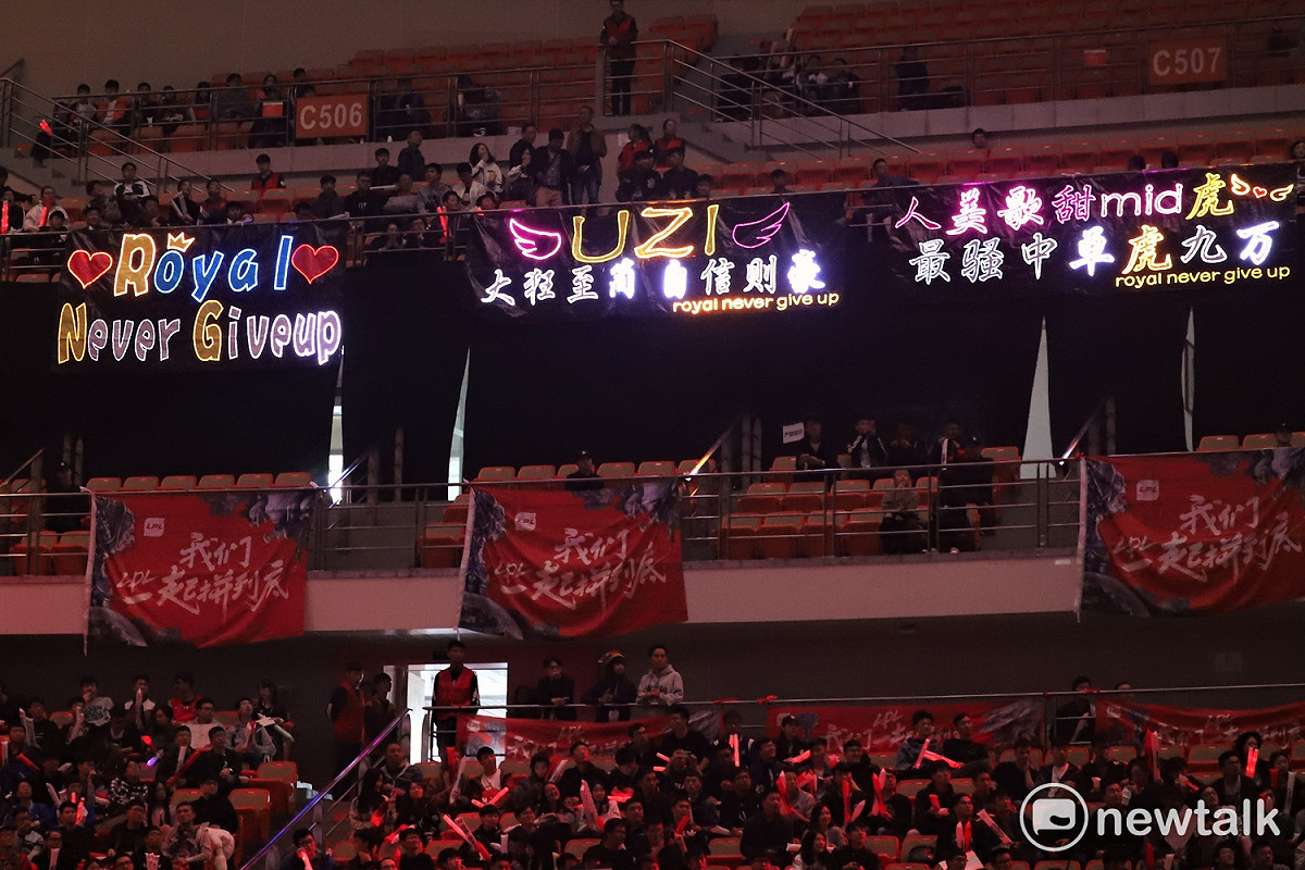 RNG的燈牌點綴在場館的各個角落。 圖：蔡幸秀/攝