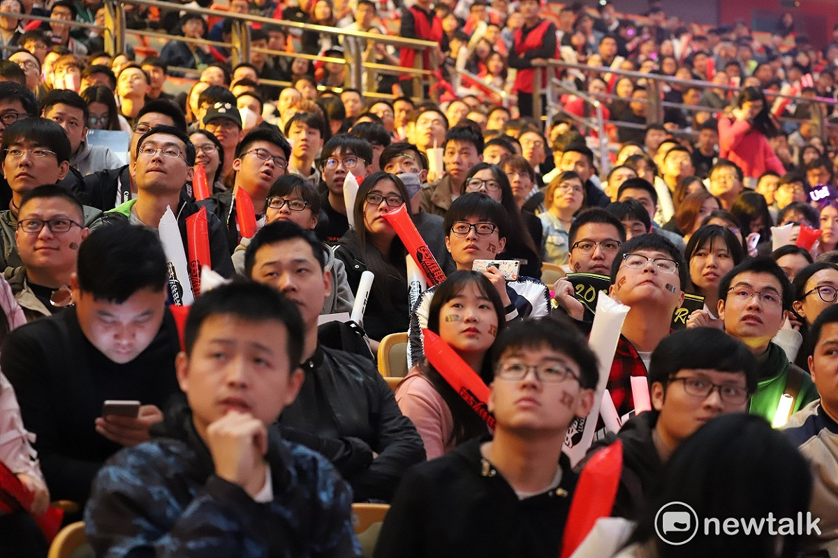 隨著RNG的逆風，觀眾的笑容漸漸消失。 圖：蔡幸秀/攝