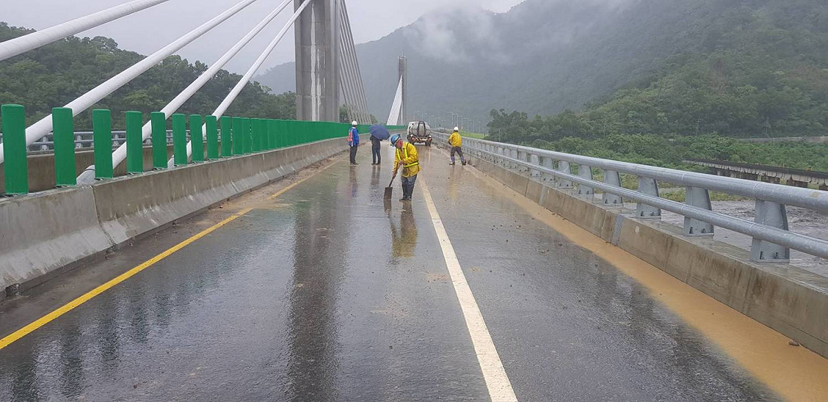 10月1日才剛通車的蘇花公路大南澳陸橋路段才過13就出狀況！蘇花公路大南澳陸橋於今天上午10時左右，疑似因運土車不慎，造成土石散落路面，除造成路面泥濘外，一些大大小小的石塊已影響行車安全。 圖：公路總局提供