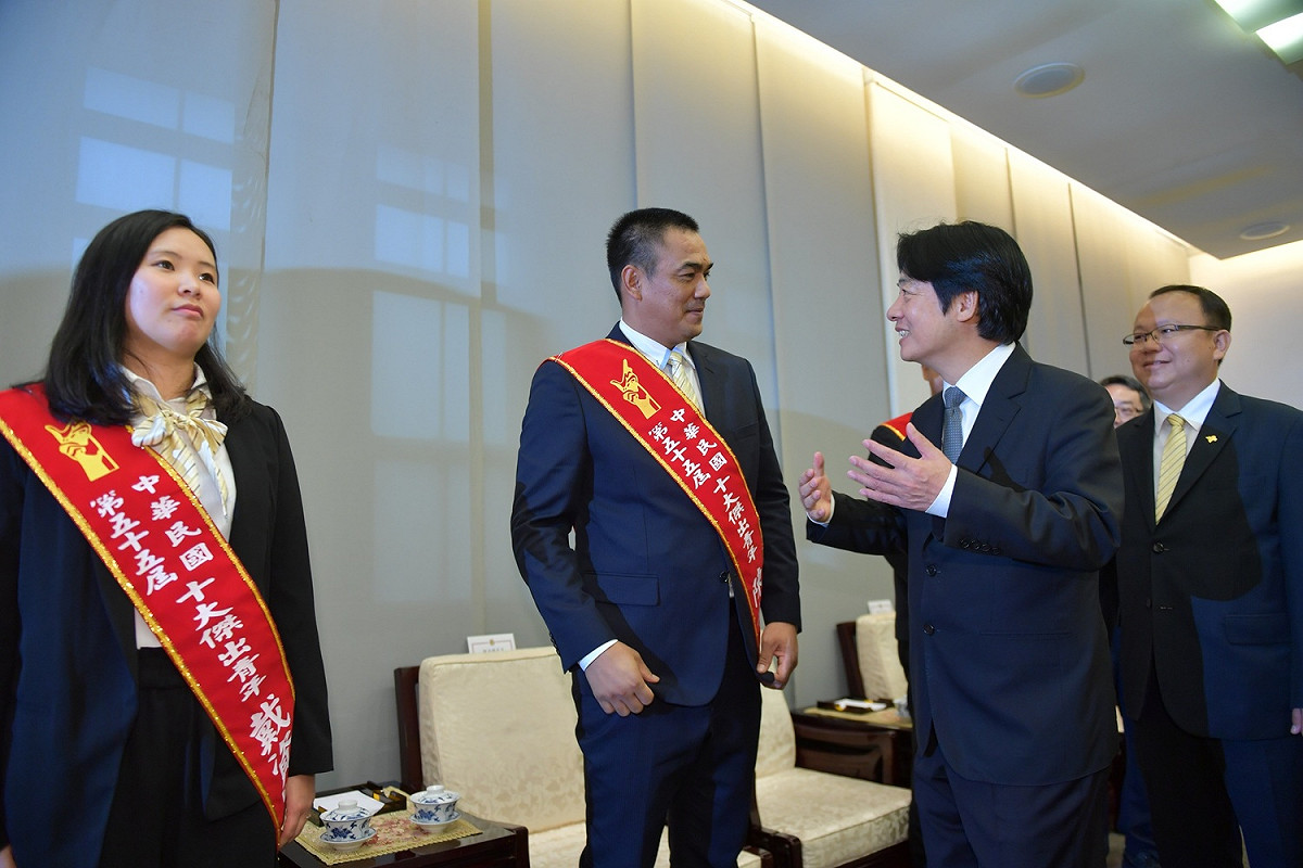 今年十傑當選人還包括棒球好手、體育技藝類當選人陳金鋒，賴清德一看到他就說「這是我們台南人」。 圖：行政院/提供