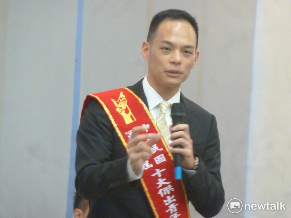 「企業、創業及經濟發展類」當選人林之晨，在賴清德和教育部長潘文忠的面前直言，台灣的英文教育太失敗。 圖：謝莉慧/攝