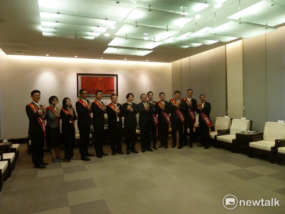 行政院長賴清德和今年十大傑出青年合影。 圖：謝莉慧/攝