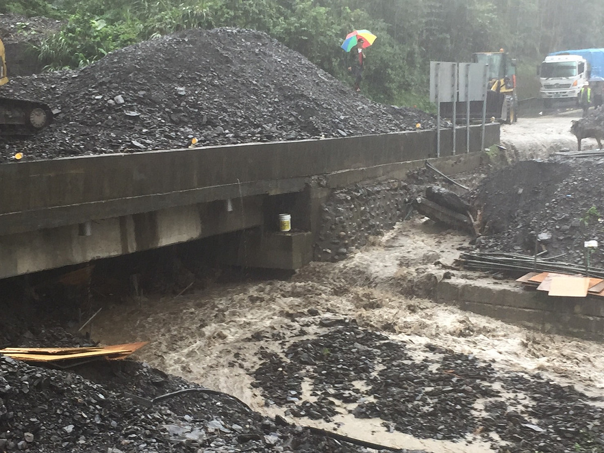 受卡努颱風外圍雲系及東北季風共伴效應影響，造成宜蘭縣大同鄉累積雨量超過大豪雨等級，也造成省道台7甲線（中橫宜蘭支線）11.4K德荃橋(宜蘭大同茂安村)上游野溪大量土石流，淤積至橋面造成道路阻斷。圖為道路遭掩埋畫面。 圖：獨立山工務段提供