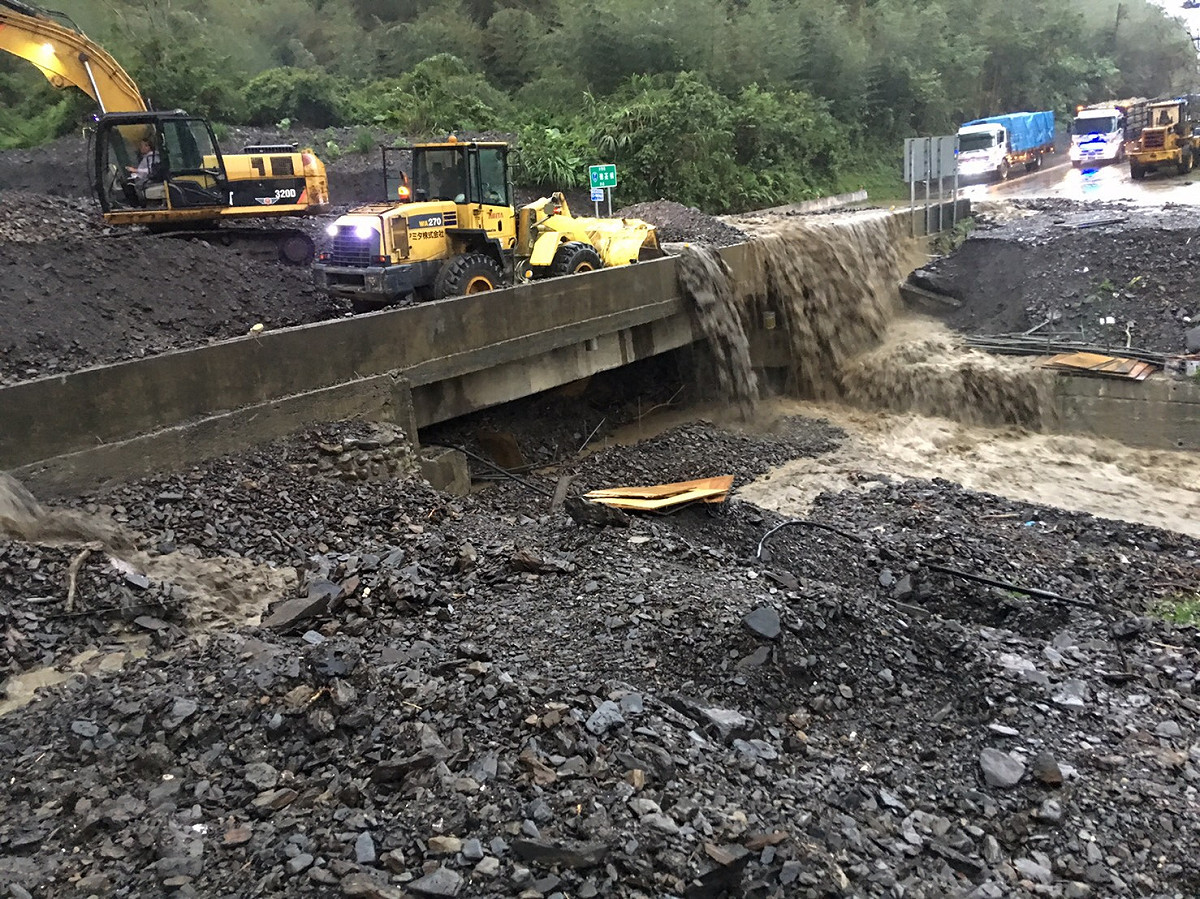 受卡努颱風外圍雲系及東北季風共伴效應影響，造成宜蘭縣大同鄉累積雨量超過大豪雨等級，也造成省道台7甲線（中橫宜蘭支線）11.4K德荃橋(宜蘭大同茂安村)上游野溪大量土石流，淤積至橋面造成道路阻斷。圖為獨立山工務段緊急清理中。 圖：獨立山工務段提供