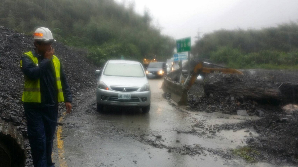 受卡努颱風外圍雲系及東北季風共伴效應影響，造成宜蘭縣大同鄉累積雨量超過大豪雨等級，也造成省道台7甲線（中橫宜蘭支線）11.4K德荃橋(宜蘭大同茂安村)上游野溪大量土石流，淤積至橋面造成道路阻斷。圖為已搶通單向通車。 圖：獨立山工務段提供
