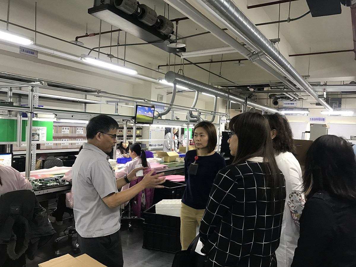 新北市勞工局訪視團參觀生產線協助西柏科技改善工作流程。 圖：新北市政府勞工局／提供