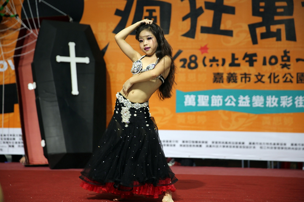 嘉義市萬聖節公益活動，28日登場，宣傳會上由王千卉同學表演肚皮舞。嘉義市政府/提供 圖：嘉義市政府/提供