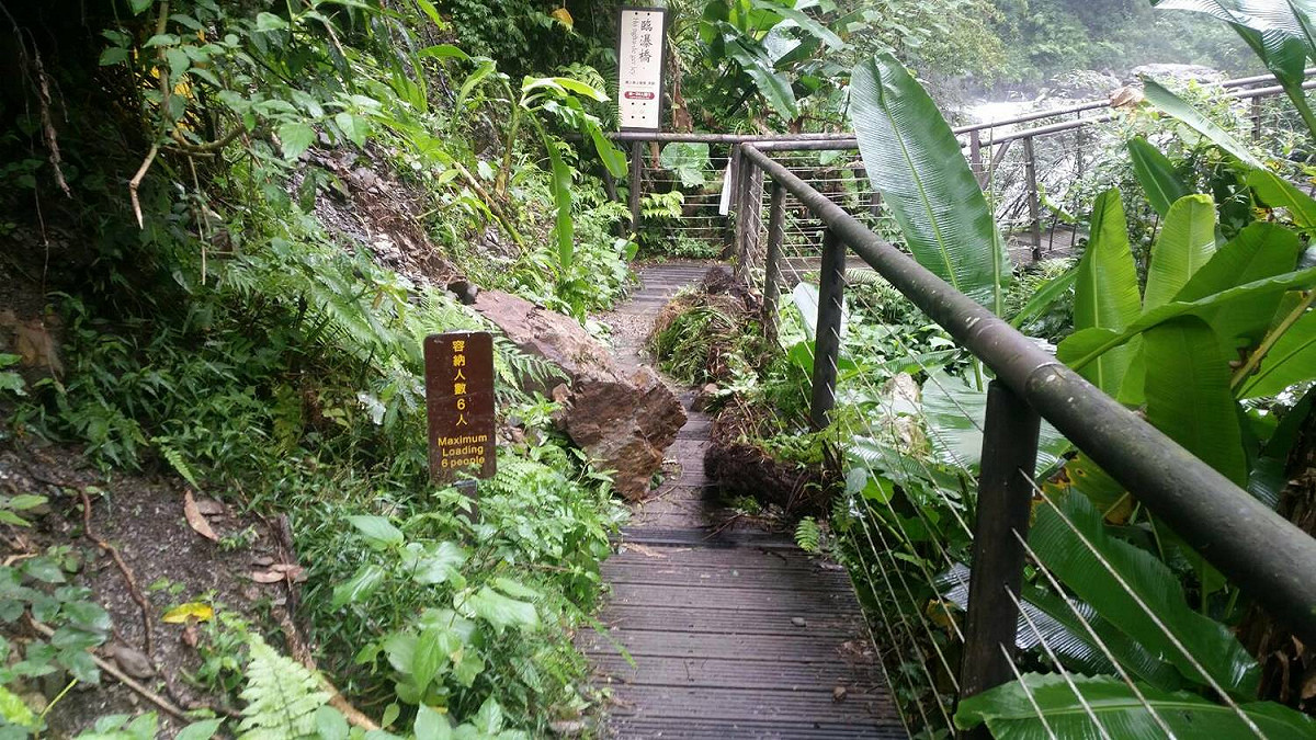 九寮溪步道出現零星落石，恐有傷及遊客之虞，目前預警性封閉。 圖：擷取自行政院林務局