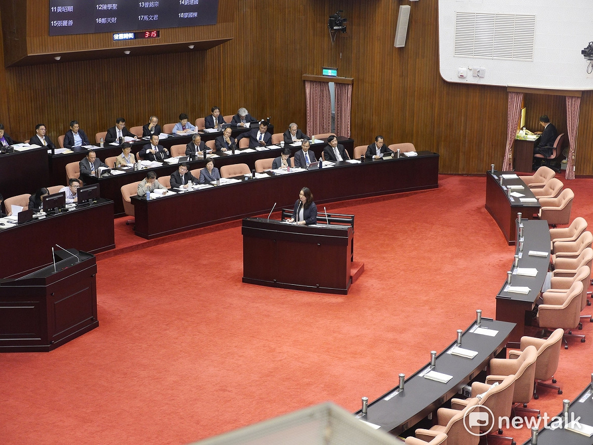 針對蔡英文日前在民進黨全代會上提出希望十九大之後，「雙方可以思考新模式，讓兩岸關係更活絡一點」，親民黨團幹事長陳怡潔詢問賴清德是否有信心，賴清德答詢樂觀覺得兩岸和平發展都要充滿期待。 圖：趙婉淳/攝