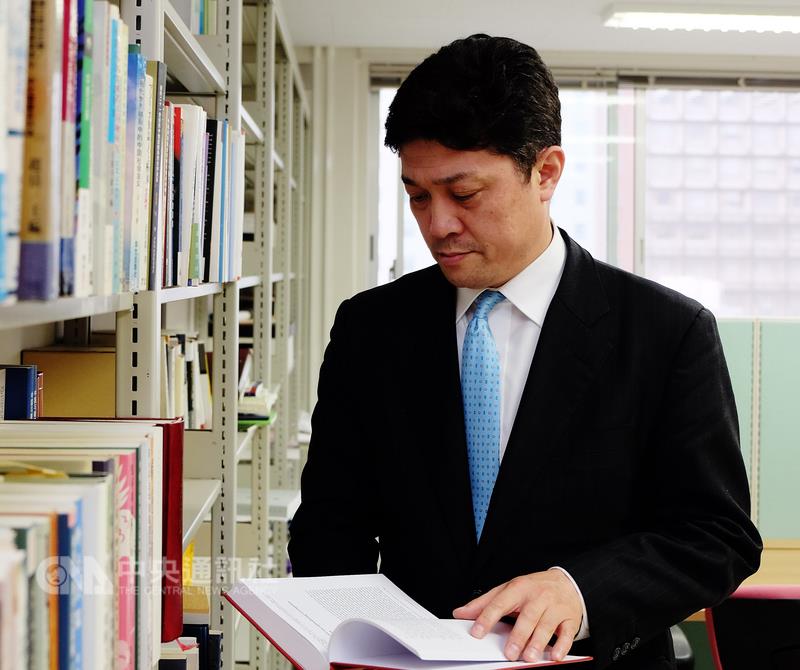 日本東京大學教授松田康博接受中央社記者專訪，分析即將舉行的中共19大相關議題。 圖 : 中央社