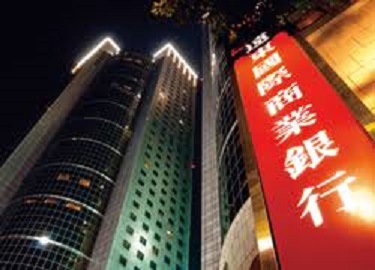 遠銀遭駭案，刑事局今天召開記者會說明新進度，刑事局偵九大隊長邱紹洲表示，斯里蘭卡警方已逮2人，並追查在逃的另外3人，但不排除有其他共犯。 圖 : 翻設自Fenc.com