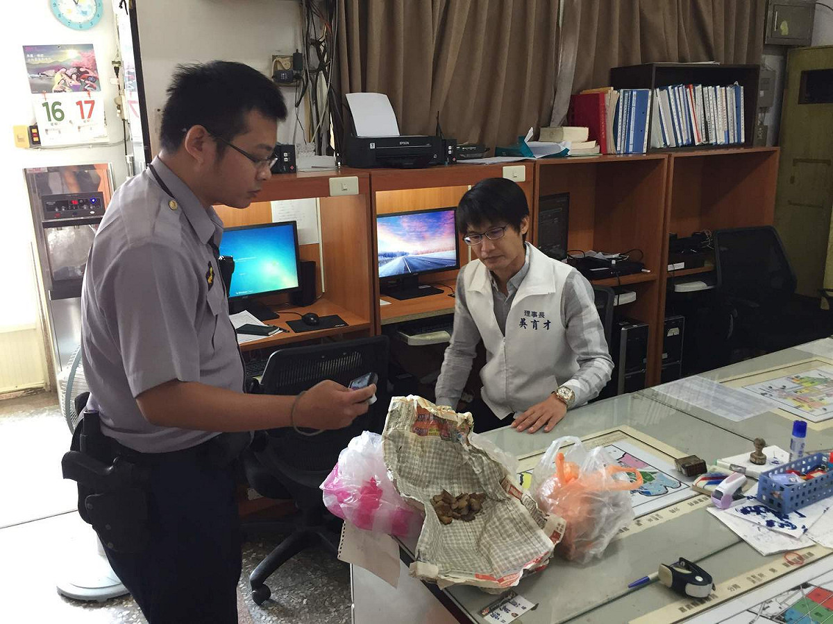 嘉義市動物守護協會理事長吳育才（右）協助警方偵辦毒狗案。 圖 : 嘉義縣新聞記者公會/提供