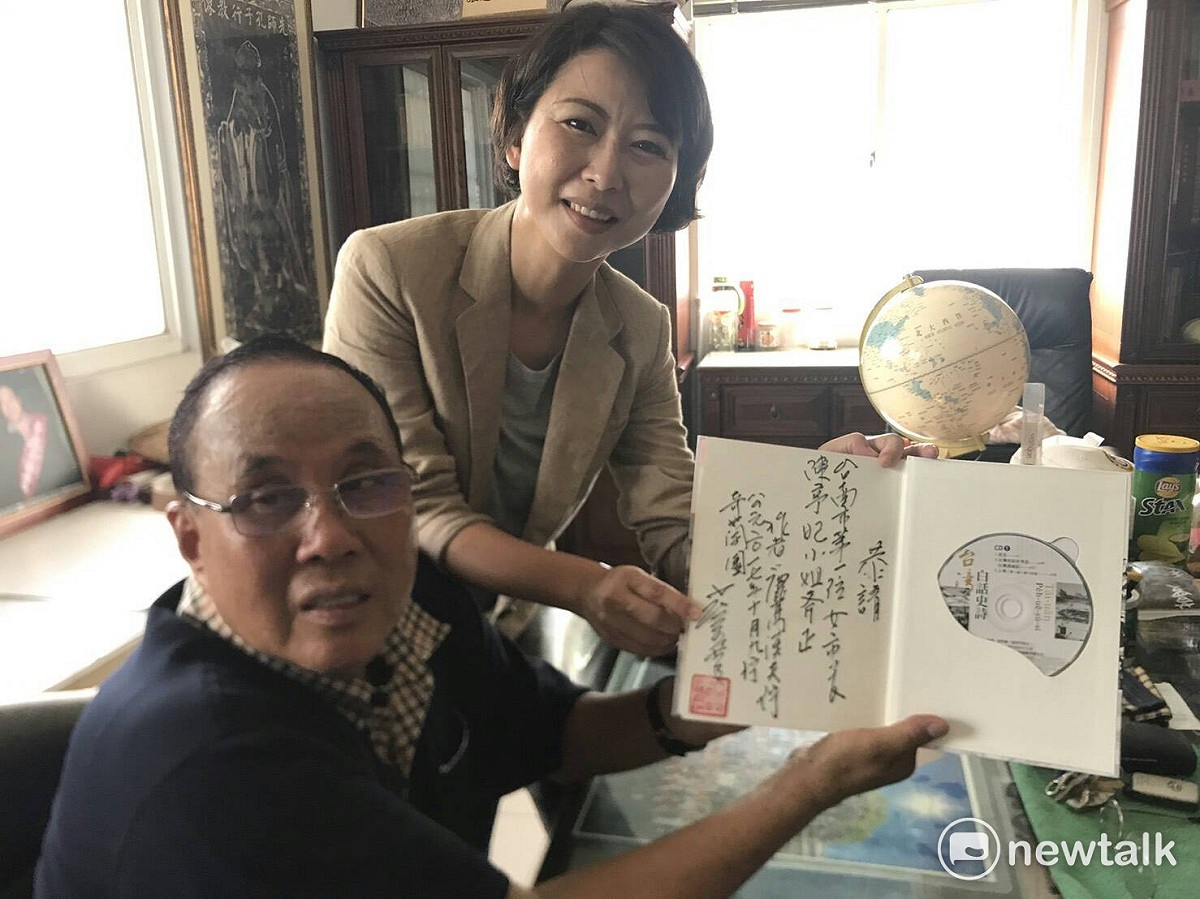 立委陳亭妃向文化界前輩台語詩人「鹿耳門漁夫」蔡奇蘭請益。 圖 : 黃博郎/攝