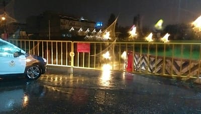 花蓮縣13日下午開始大雨不斷，多處路段傳出災情，市
區街道出現淹水情形，地勢低窪路段已封閉禁止通行。 圖：花蓮縣政府/提供