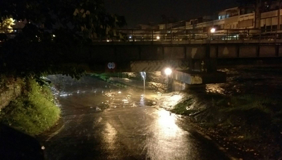 受到輕度颱風「卡努」外圍環流影響，花蓮地區13日強
風豪雨，許多民眾在網路地方群組留言說：「風雨好像
颱風。」地勢較低路段也發生積水。 圖：花蓮縣政府/提供