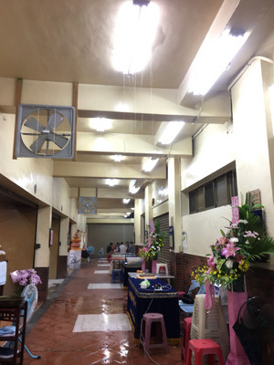 花蓮地區13日連續數小時傾盆大雨，市區街道陸續出現
淹水、人孔蓋冒出水情形，花蓮市立殯儀館內也傳出漏
水，市公所緊急派員前往了解。

 圖：中央社/提供