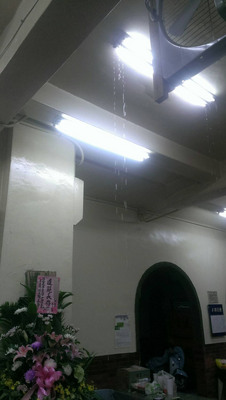 花蓮地區13日下午開始大雨不斷，晚間多處傳出積水災
情，花蓮市立殯儀館內也出現漏水情形。 圖：中央社/提供