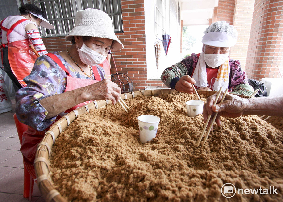 阿嬤手工「麩」虱目魚脯的場景已不再出現。 圖：張大魯/攝