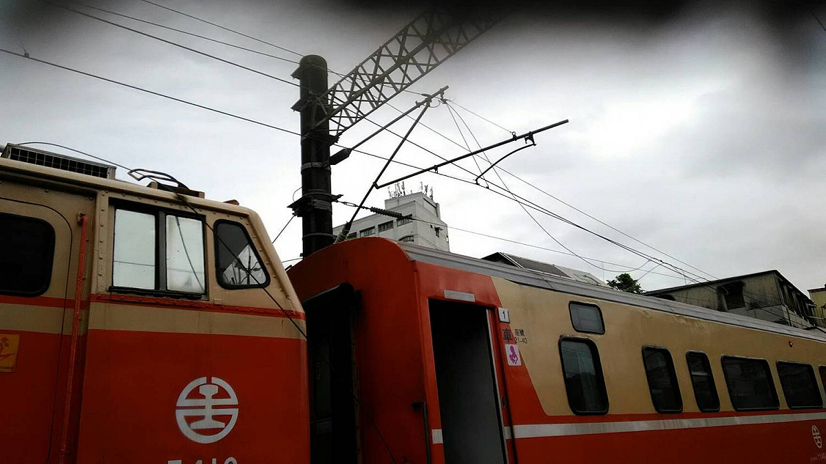 今(14)日09:18起樹林－樹調間(小運轉線)發現電車線斷落，樹林至山佳站間各次南下／北上列車有延誤情形，請民眾留意站內時刻表或站內廣播最新列車到站時間，確保旅途順暢。 圖：台鐵提供