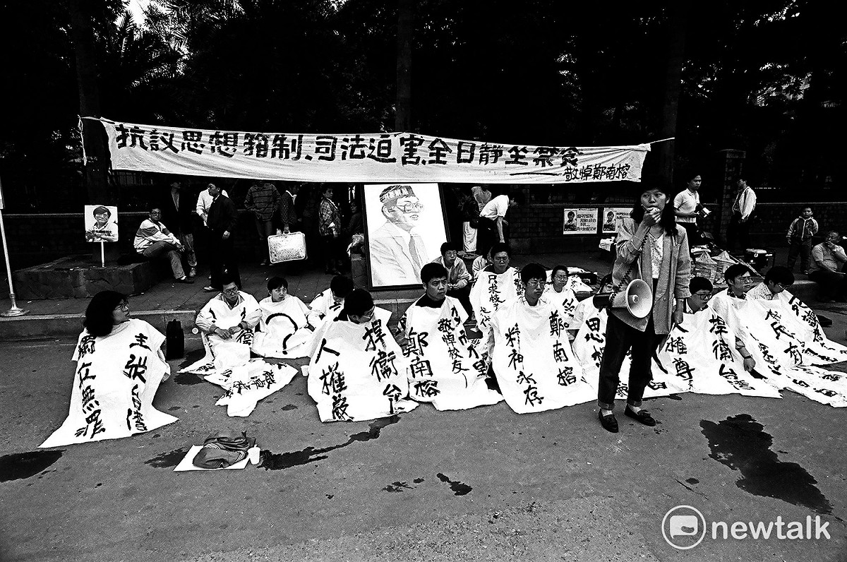 林滴娟（站立持麥克風者）於1989年4月7日鄭南榕自焚殉道後，號召台大學生靜坐抗議國民黨司法迫害鄭南榕。 邱萬興提供