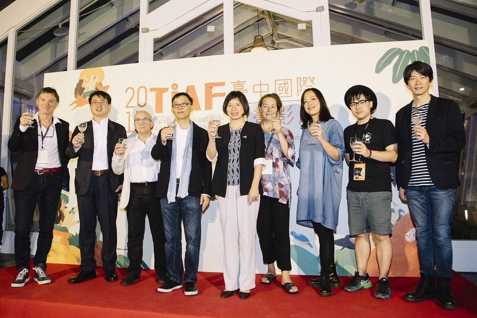 眾人舉杯宣布動畫影展開跑，左起《海邊的路易絲》製片尚皮耶勒姆倫、基金會執行長林盈志、焦點導演葉茲庫夏、動畫影展節目總監石昌杰、台中市副市長林依瑩、英國動畫獎總監珍琵琳、動畫家史筱筠，導演雷磊、《小猫巴克里》導演邱立偉。 圖：翻攝自台中國際動畫影展官網