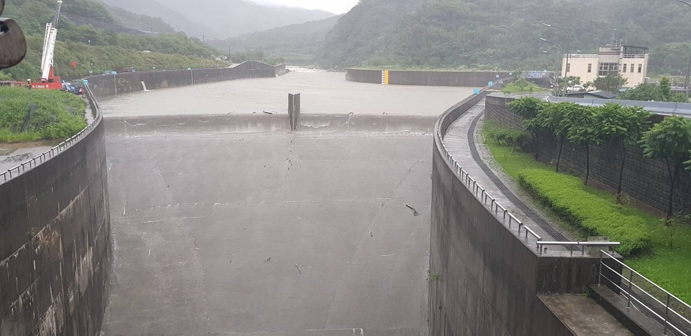卡努沒登陸，卻夾豐沛雨勢，黑雨炸北台，員山子分洪道自93年應急分洪以來，首次於24小時內3度分洪，最大分洪量達每秒133立方公尺，有效降低基隆河下游水位。 圖：水利署提供