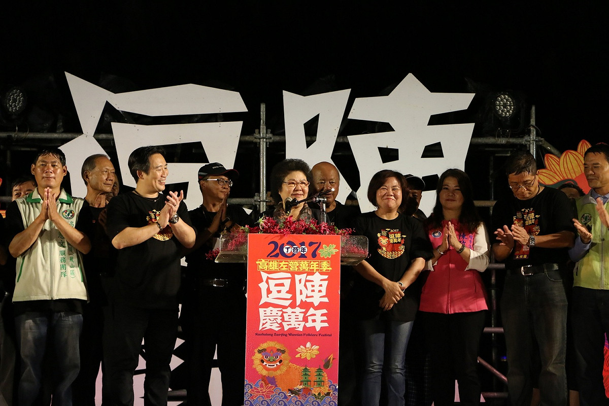 陳菊也對每年在各界的用心協助表達感謝，使得迓火獅活動進行順利，活動期間火獅至各廟宇巡視，為大家祈福消災，且在今晚讓市民朋友的願望皆能透過迓火獅直達天聽，並與現場民眾相約明年再相會。 圖：高雄市政府/提供