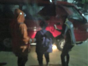 台東關山土石淹1樓，消防人員協助6居民撤離依親安置。 圖:台東消防局提供