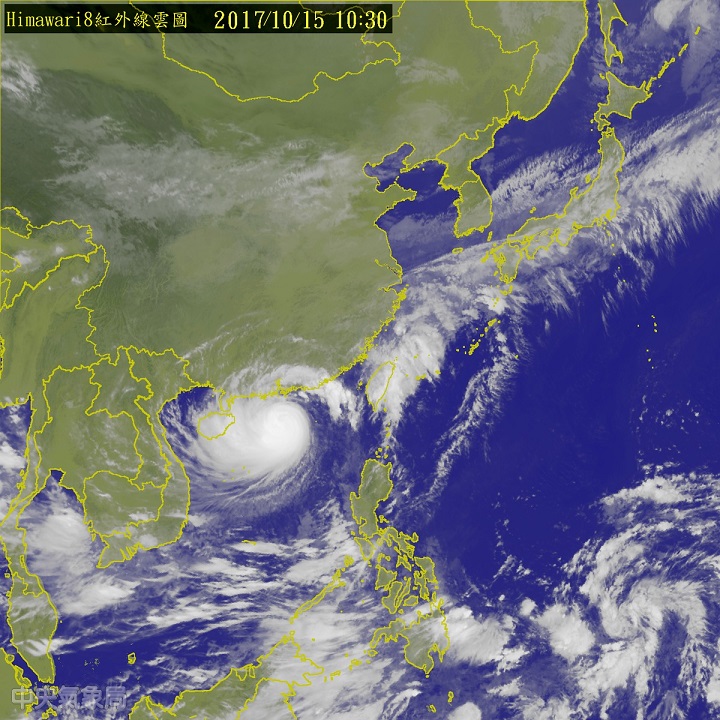 卡努已遠離台灣，共伴效應趨緩。目前菲律賓東方海面上又有一熱帶低壓生成，若形成颱風將是今年第21號颱風。 圖：取自中央氣象局