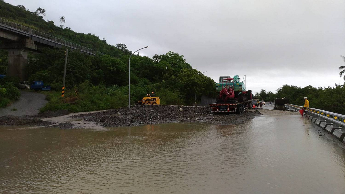 因雨勢影響，台東部分地區道路也出現落石與土石流。 圖：取自中央災害應變中心