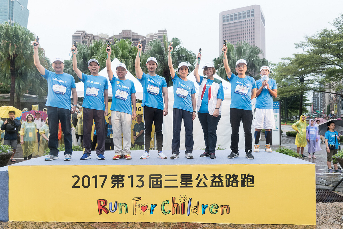 台灣三星電子總經理李載燁(右四)、臺北市副市長林欽榮(右三)及家扶基金會處長林秀鳳(右二)等人一同為路跑鳴槍。 圖：家扶基金會/提供