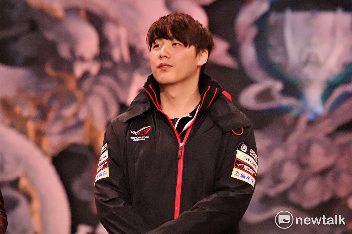 今（15）日開場便擊敗大魔王SKT，賽後MVP打野選手Mountain接受採訪。 圖：蔡幸秀/攝影