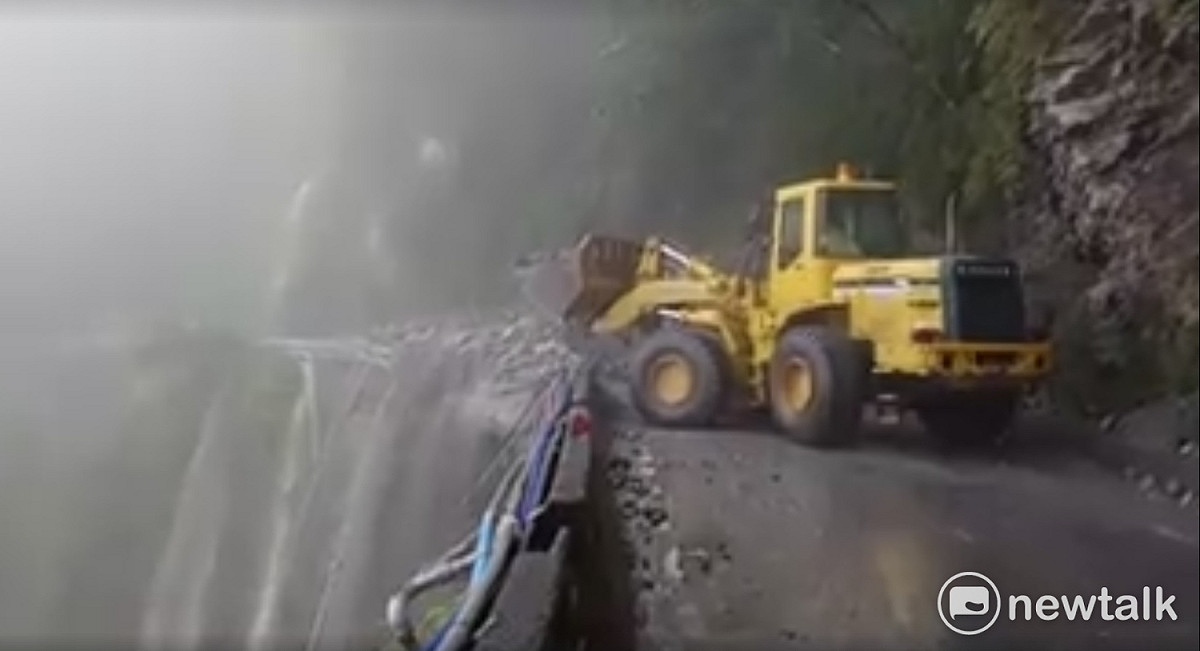 卡努颱風外圍環流雨勢驚人，造成山區土石崩落。 圖:天馬登山隊／提供