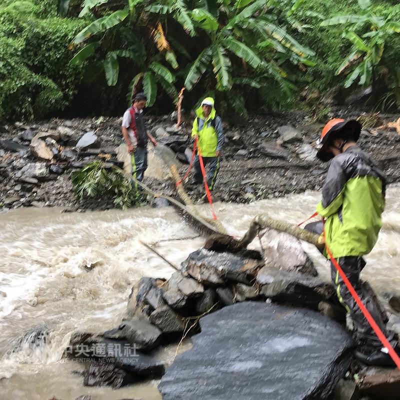 5名民眾7日前往去大小鬼湖，返回途中雨勢太大、落石嚴重，受困在知本林道。台東縣消防局以人力搭克難橋冒險挺進，15日順利救援下山。 圖 : 台東消防局/提供