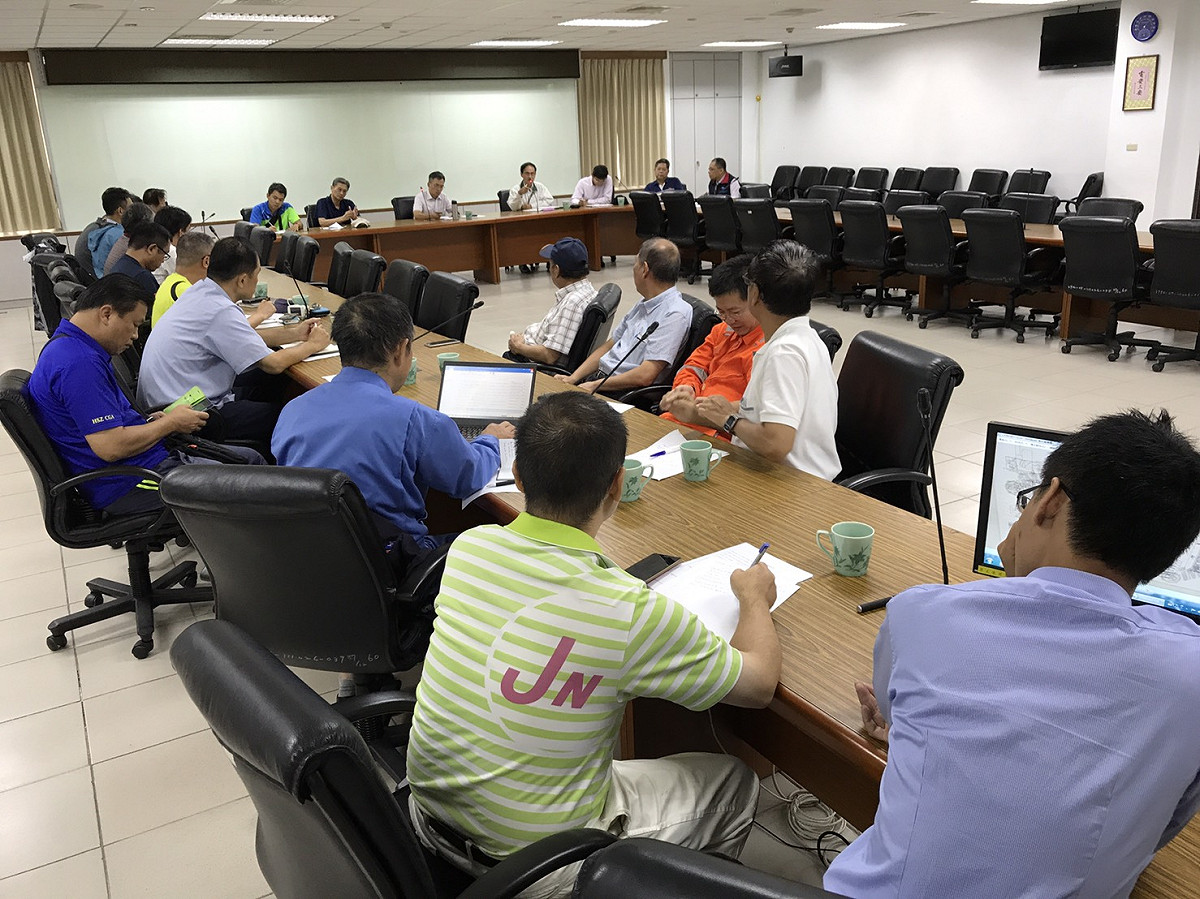 航港局副局長劉志鴻主持「哈威輪」擱淺緊急應變小組第2次會議情形。 圖：交通部／提供