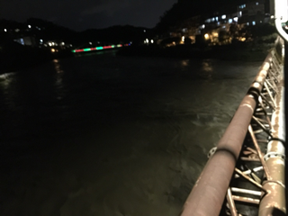 由於新北市坪林及烏來24小時雨量近300公釐，造成南北勢溪水位流量暴漲，直潭壩取水濁度一度達6000NTU。 圖：水利署／提供
