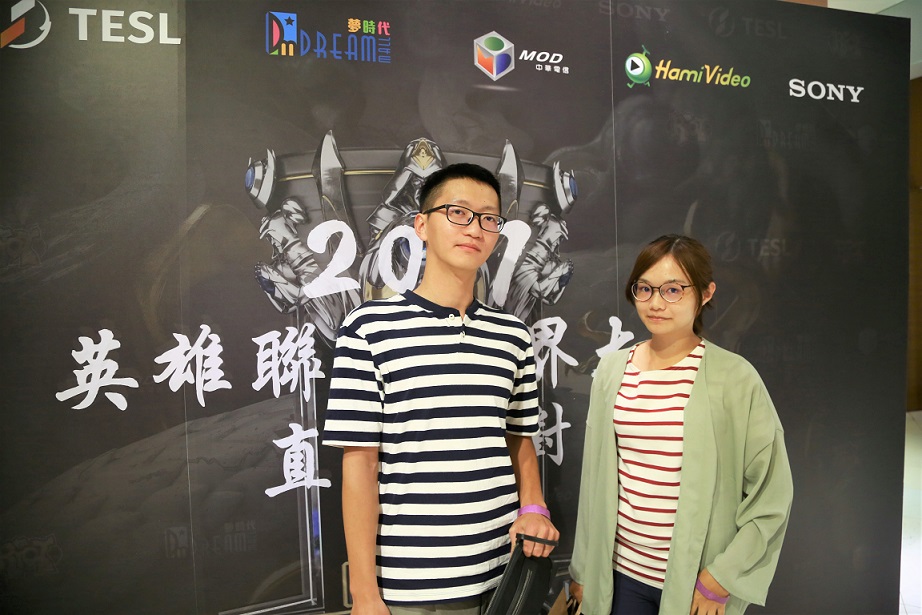 來自台中的情侶檔粉絲，第一次體驗和大家一起觀賽的直播派對，表示如果台中有類似活動也會想去。 圖：朱泓任/攝