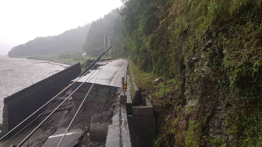 台7線北橫公路93.4K(牛鬥橋路段)下邊坡有路基掏刷流失。 圖：取自中央災害應變中心