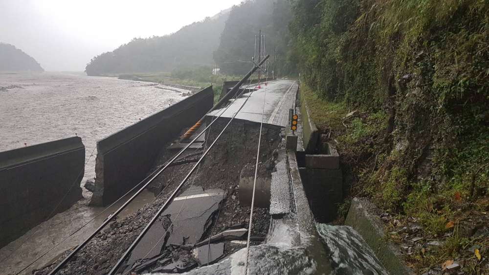 牛鬥橋路段路基被掏刷流失。 圖：取自中央災害應變中心
