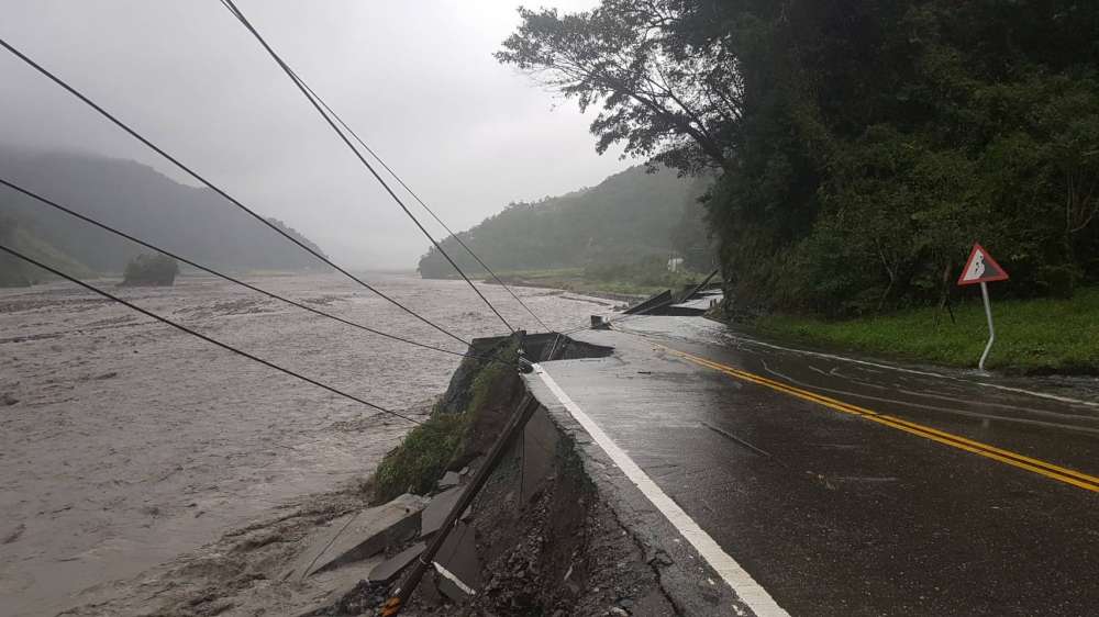 宜蘭山區過去72小時雨量介於300到1020毫米，最大雨量在宜蘭土場地區1016毫米，造成多處道路坍方和積水。 圖：取自中央災害應變中心