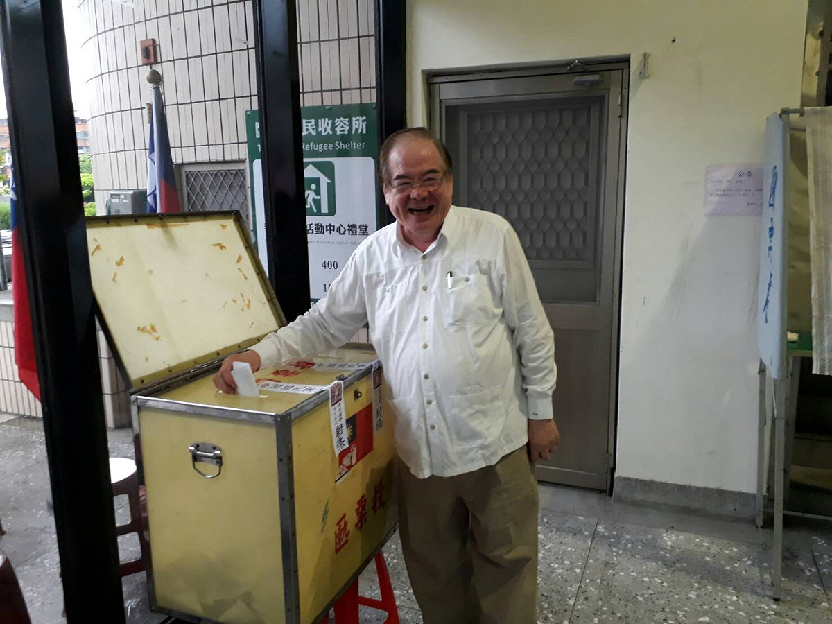 國民黨新北市黨部主委選舉，李乾龍一早到三重區厚德活動中心投票。 圖：讀者/提供