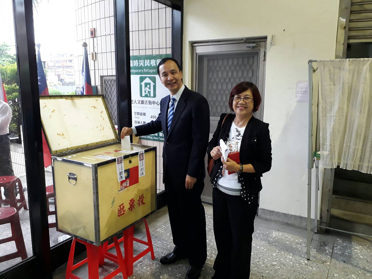 國民黨新北市黨部主委選舉，朱立倫、前市議員胡淑蓉前往三重區厚德活動中心投票。 圖：讀者/提供