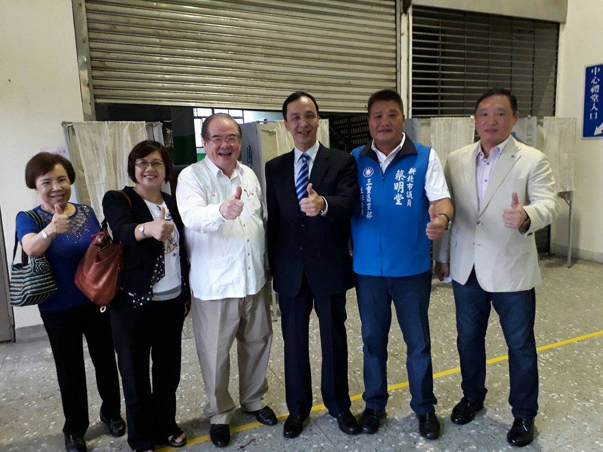 國民黨新北市黨部主委選舉的三重區投票所，設在厚德活動中心，前議長陳幸進之子陳汪全（右起）、市議員蔡明堂、市長朱立倫、候選人李乾龍、前市議員胡淑蓉、前議長陳幸進夫人陳孫彩等，上午投票後合影。 圖：讀者/提供