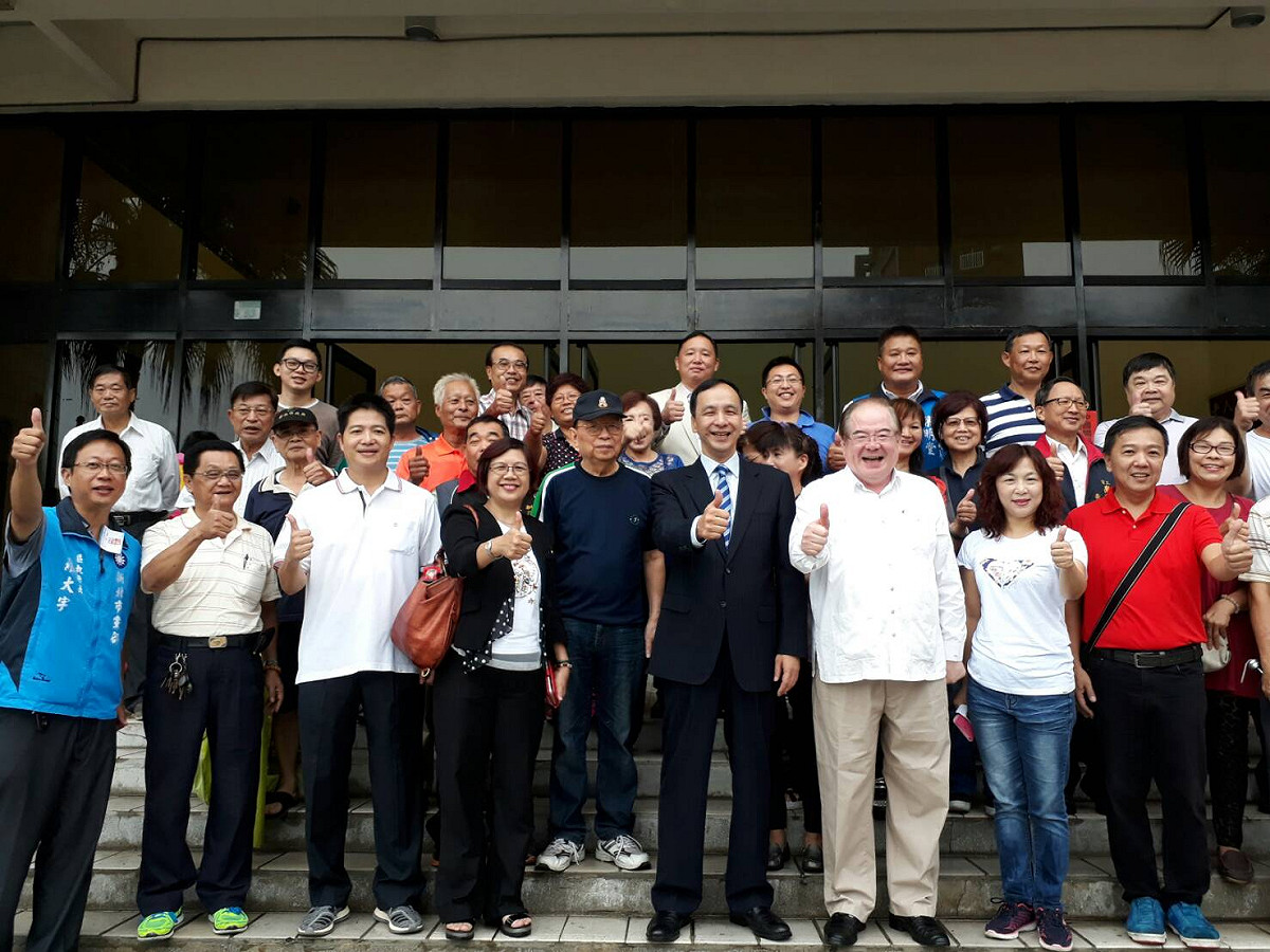 國民黨新北市黨部主委選舉的三重區投票所，設在厚德活動中心，朱立倫、李乾龍及地方人士投票後，在現場呼口號。 圖：讀者/提供