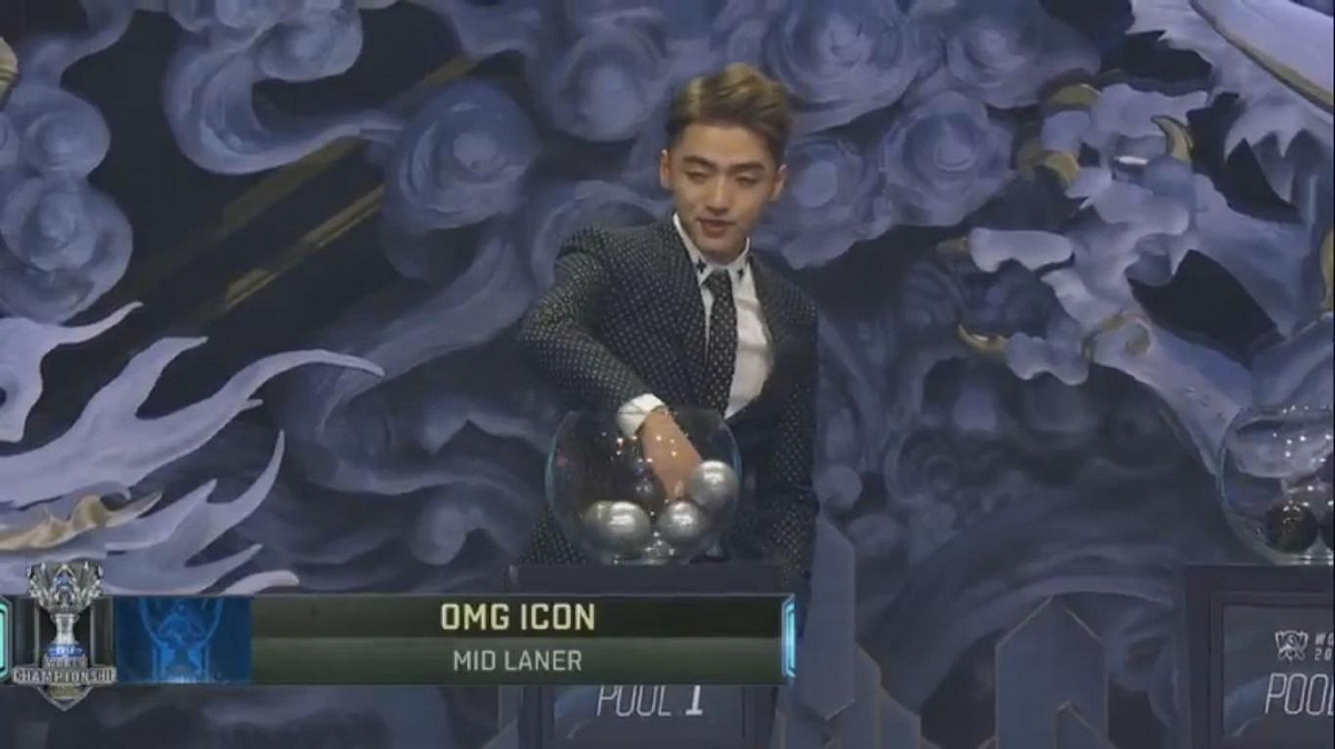 主辦方請來OMG戰隊的中路選手Icon進行抽籤。 圖：翻攝自 LoL Esports YouTube