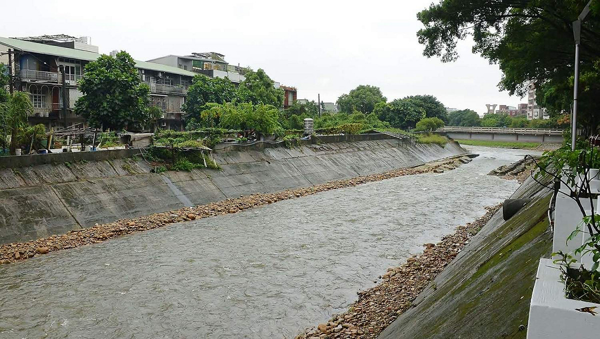 鄭文燦強調，市府要求嚴格稽查把關，加強夜間及雨天的稽查，在4小時內完成稽查，只要河川有顏色，會要求環保局「當天稽查、找出汙染源、當天裁罰」，以「該罰就罰、該辦就辦」的原則進行，加強保護南崁溪。 圖：翻攝自鄭文燦臉書