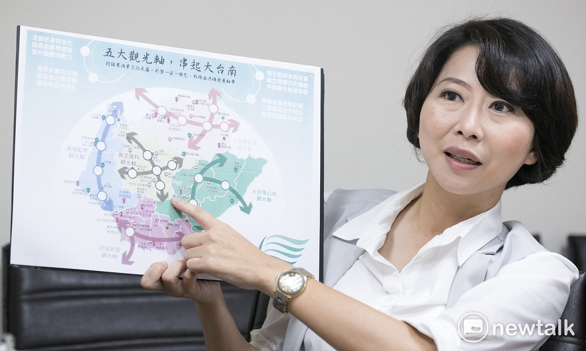民進黨立委陳亭妃接受專訪時說明她對於台南市政的擘劃。 圖：李佳純/攝