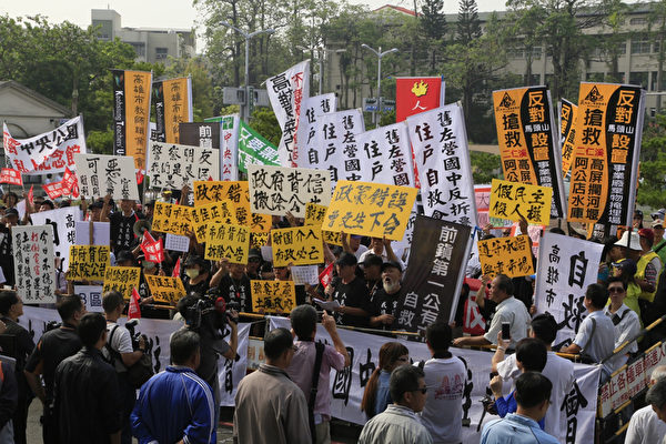 立法院今(16)日通過「社會團體法草案」，大幅鬆綁對社會團體的管制。圖為2016年10月17日高雄市議會市政做施政報告及質詢，一早議會湧入許多抗議團體，抗議市府漠視弱勢聲音等。 圖：取自中央社