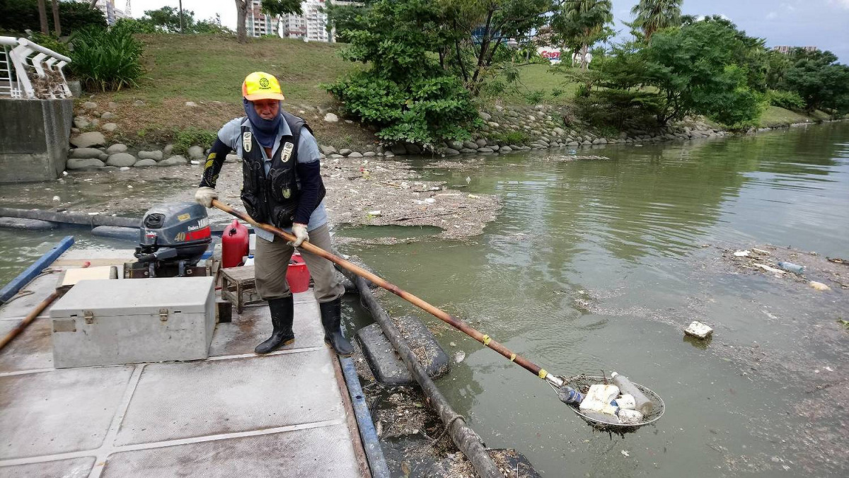 環保局溝渠隊的清潔隊員，自大雨停後就開始以2人一組，搭乘膠筏在河面上打撈漂浮垃圾；這二天已經打撈1,700公斤的垃圾，大約是平時的三倍量，負責打撈的清潔隊員都累翻了，估計至少還要三天才能將河面上的垃圾全部清理完。 圖：高雄市環保局/提供