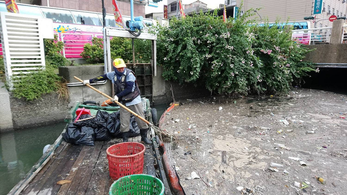 高雄市這兩天下雨雖然沒有帶來太大的災情，可是隨著豪雨夾帶大量垃圾，進入愛河各上游支流。 圖：高雄市環保局/提供